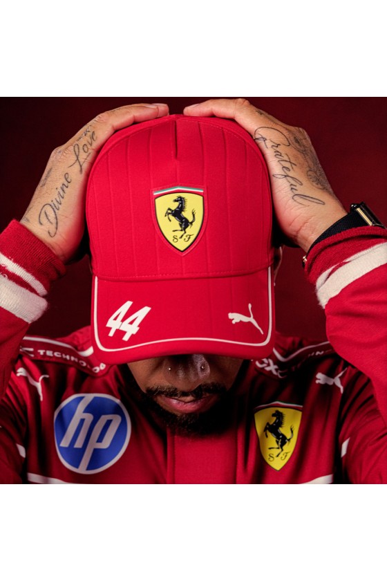 Lewis Hamilton Ferrari F1 2025 berretto rosso