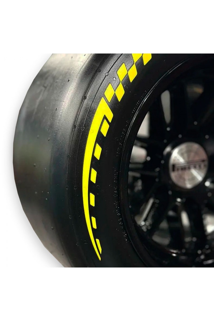 Pneumatico Pirelli F1 Medium 2026 in miniatura in scala 1:2